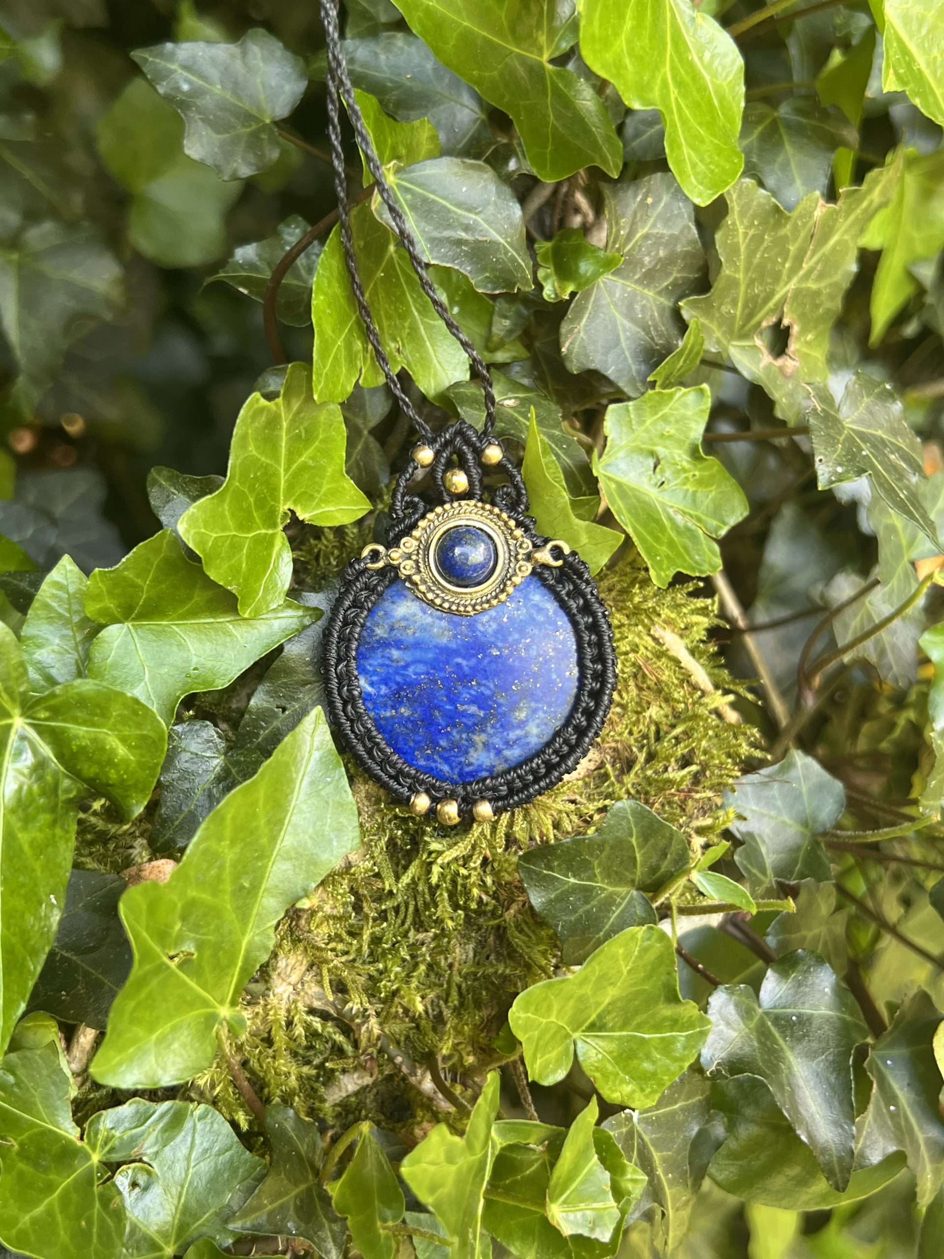 Amulette Œil d’Horus en Lapis Lazuli – Talisman artisanal micro-macramé