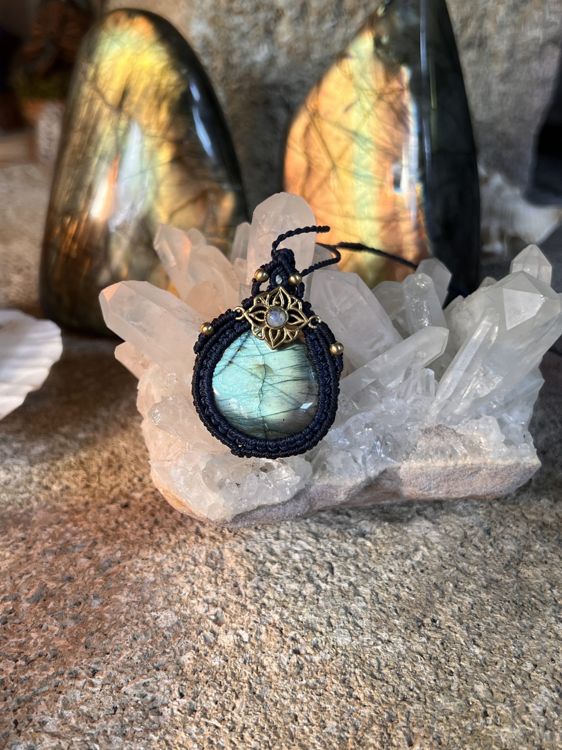 Amulette Marie – Talisman en Labradorite Bleue | Micro-macramé fait main