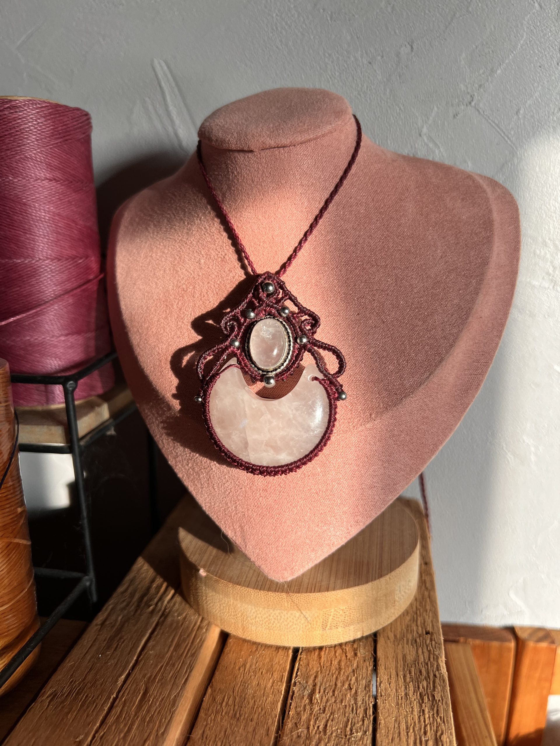 Talisman Sedna en Quartz rose – Pendentif artisanal en micro-macramé