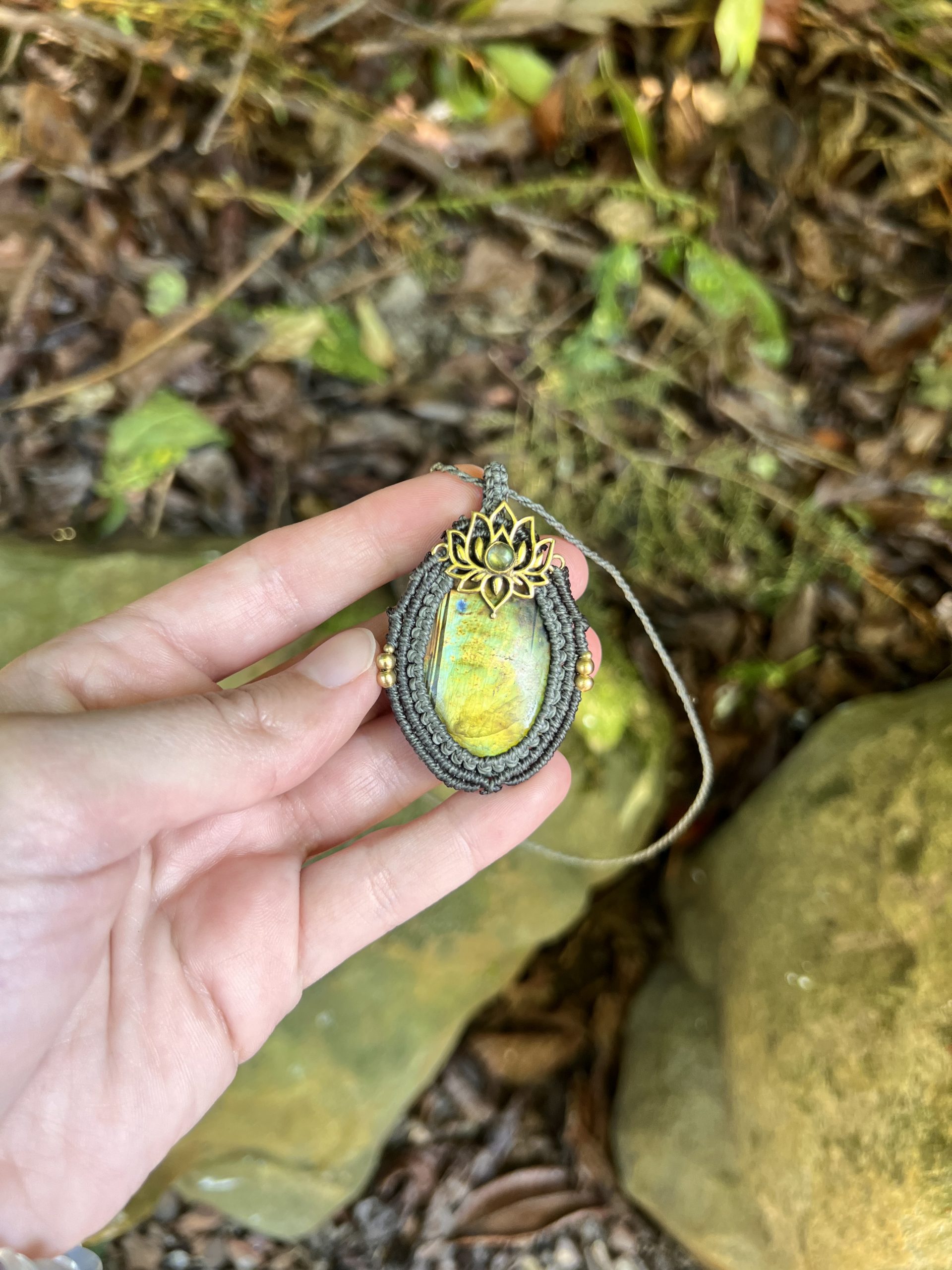 Talisman Leila – Labradorite Verte | Bijou en Micro-Macramé